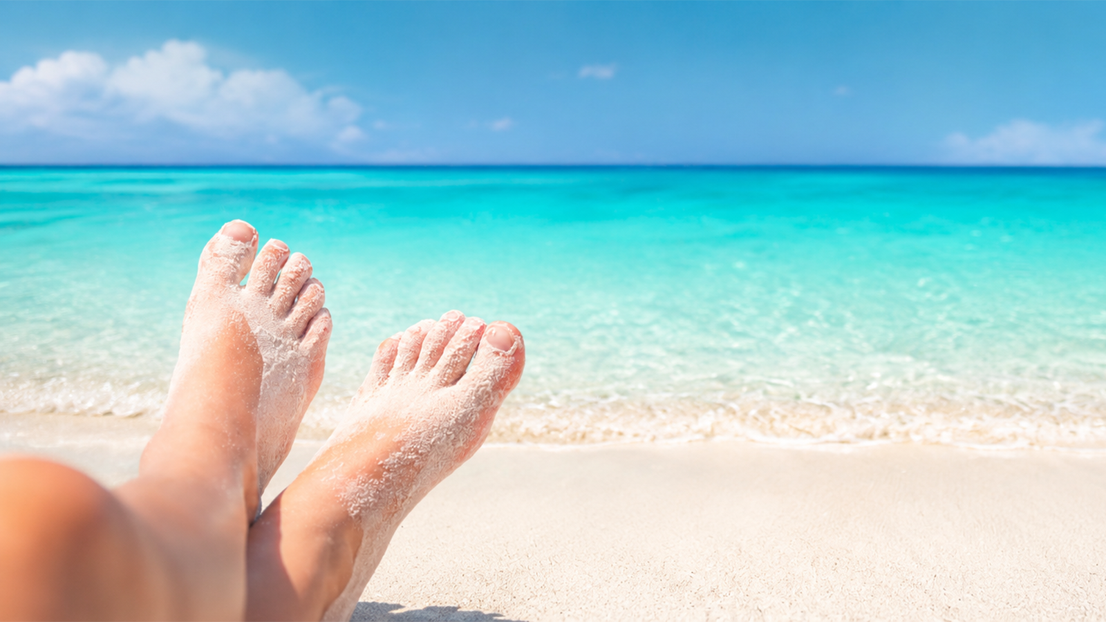 sandige Füße am Strand
